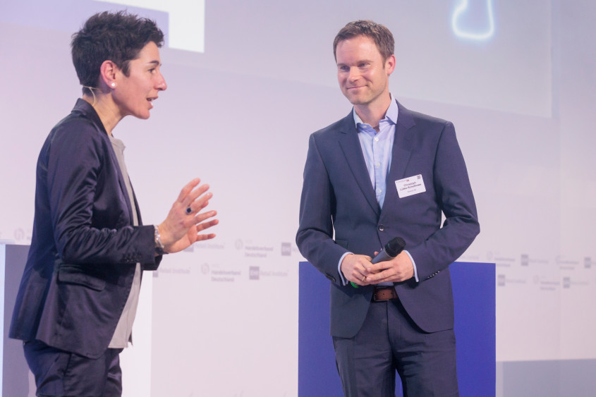 Dunja Hayali und Christoph Lütke Schelhowe im Gespräch auf der Bühne
