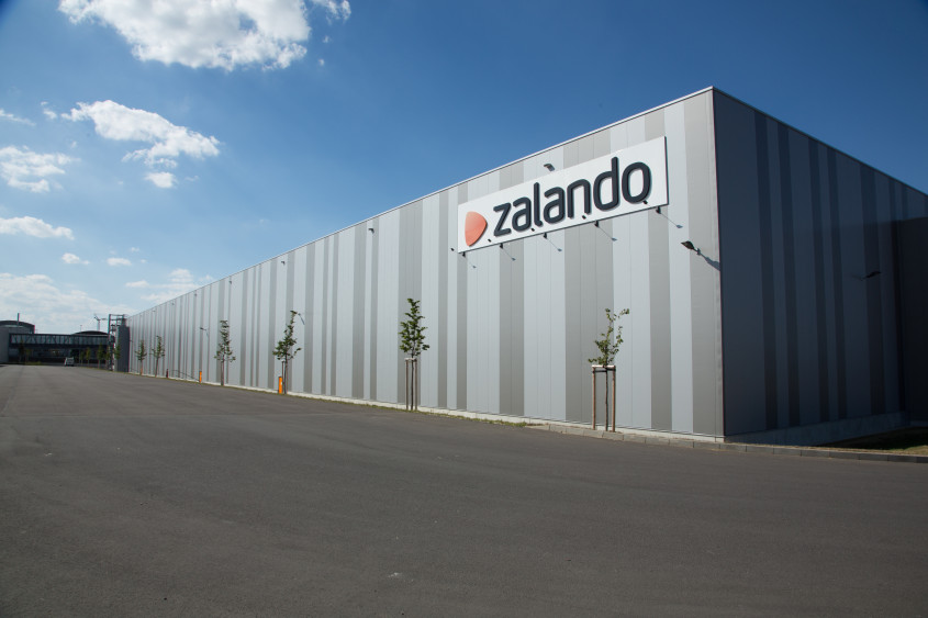 The outside of a big fulfillment center with Zalando brandmark on the side