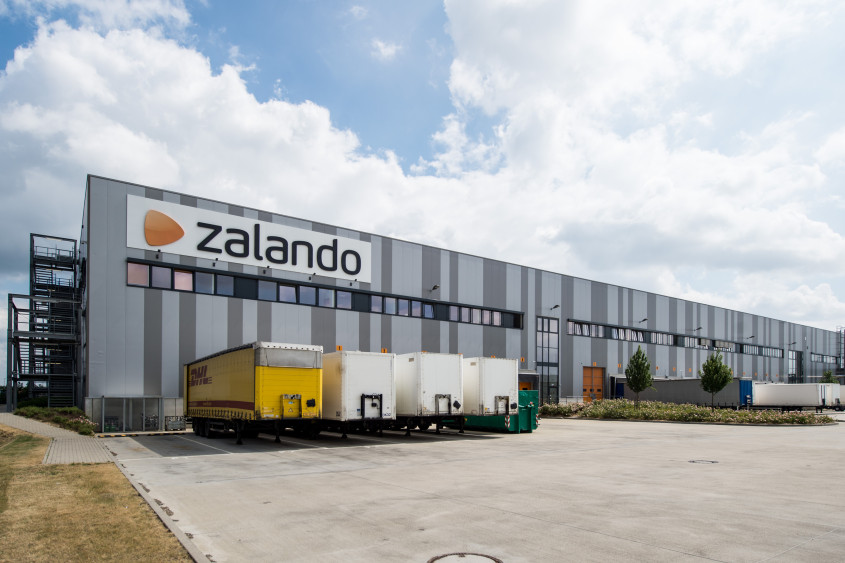 The outside of a big fulfillment center with Zalando brandmark on the side