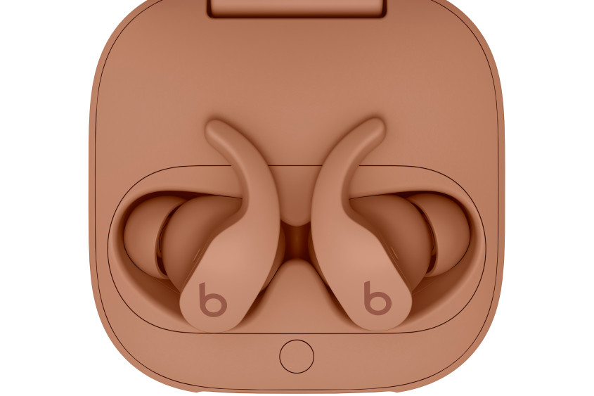 Braune in-ear Kopfhörer in einem Case der gleichen Farbe