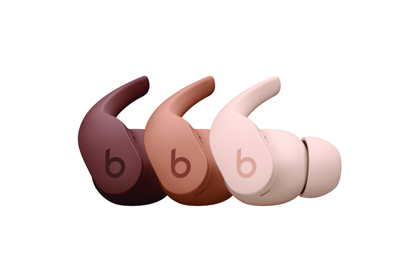 Drei in-ear Kopfhörer in verschiedenen Braun-Beige-Tönen