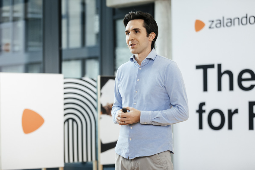 Portrait of David Schröder at a presentation