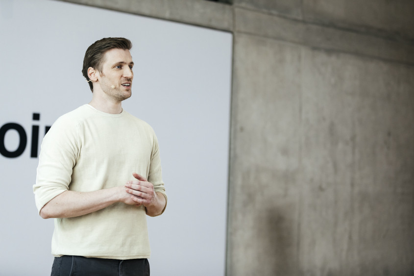 Portrait of David Schneider at a presentation