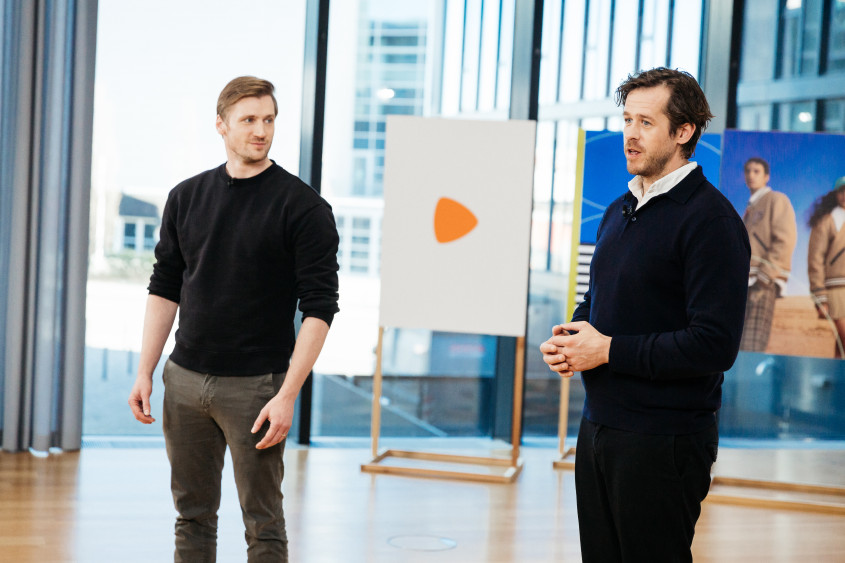 Portrait of Zalando Co-CEOs David Schneider (left) and Robert Gentz (right) holding a speech.