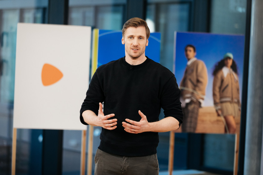 Portrait of Zalando Co-CEO David Schneider holding a speech.
