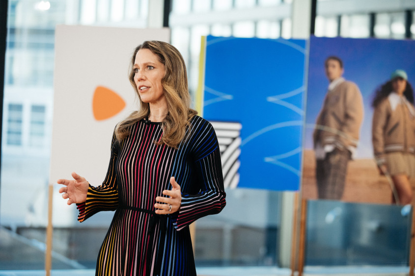 Portrait of Zalando CFO Dr. Sandra Dembeck holding a speech.