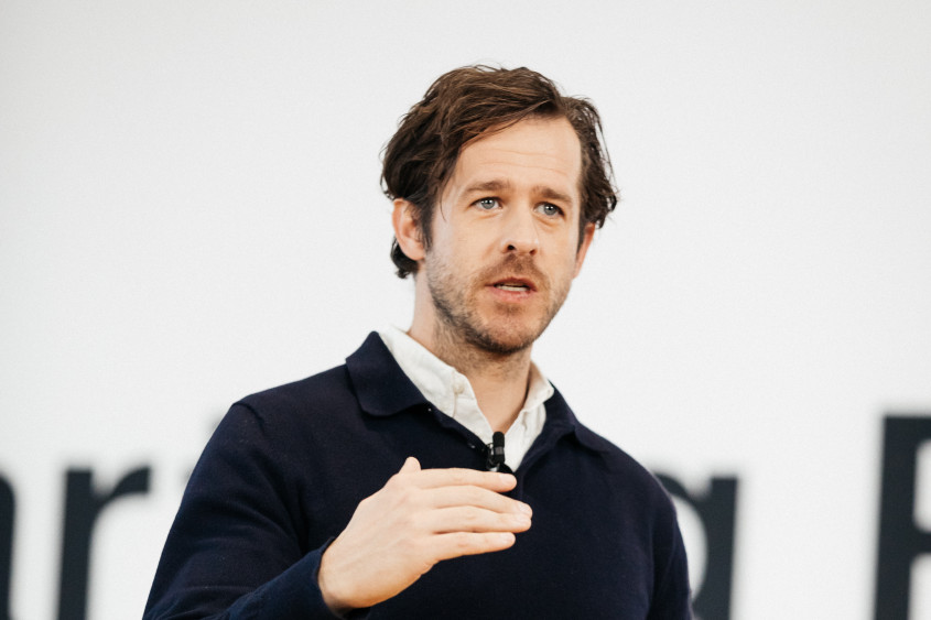 Portrait of Zalando Co-CEO Robert Gentz holding a speech.