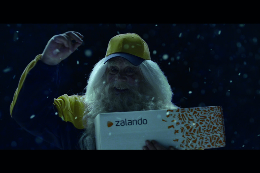 Der Weihnachtsmann schlägt zurück: Die große Revenge gegen den Zalando Postboten im neuen TV-Spot