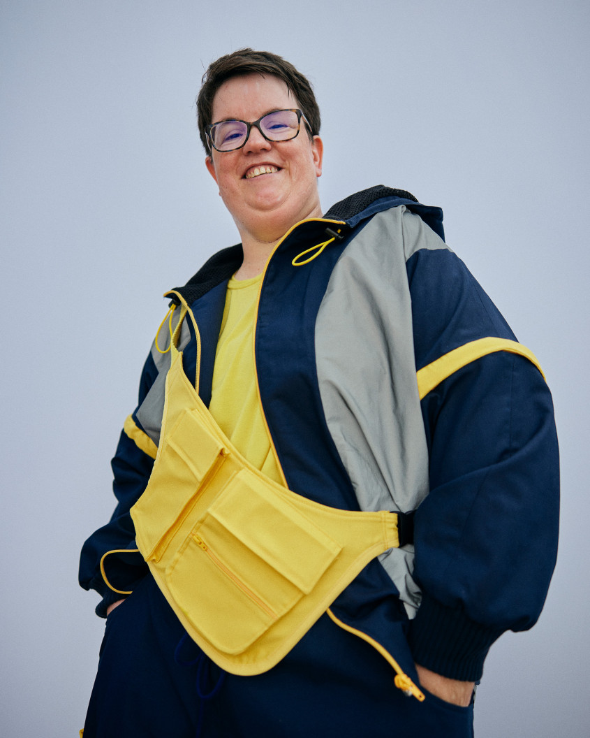 Female athlete presenting blue and yellow casual sportswear