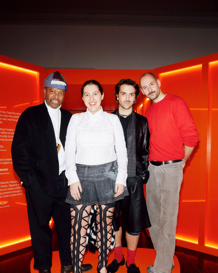 The four jury members posing on top of a Zalando-brandmark-shaped pedestal