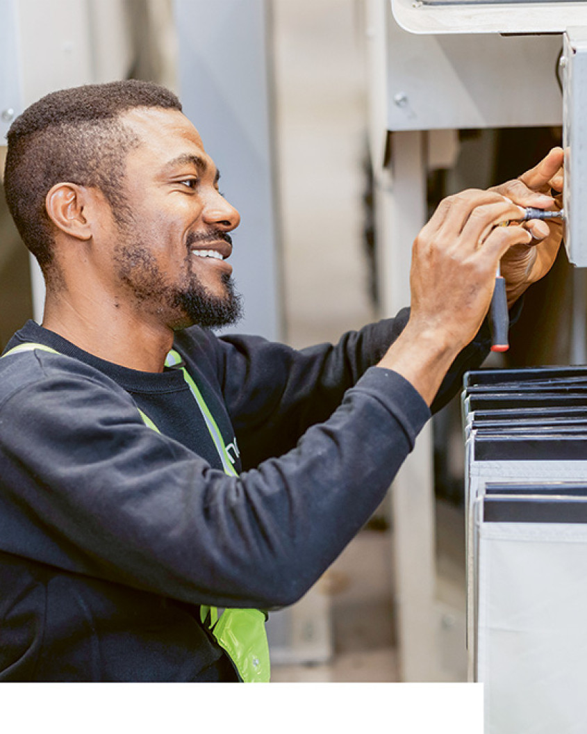 Zalando technician working on a converger