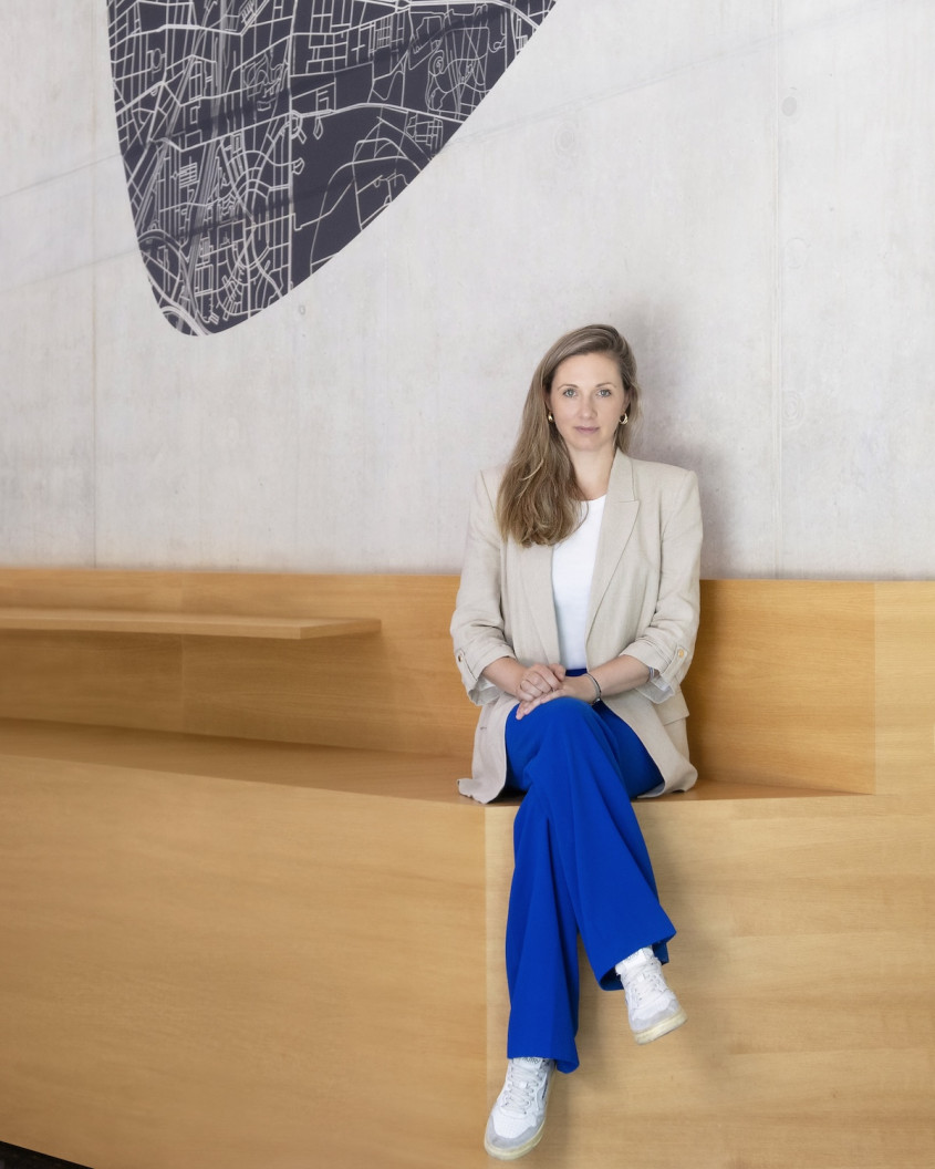 Veronika Moles sitting underneath a partially visibly Zalando brandmark