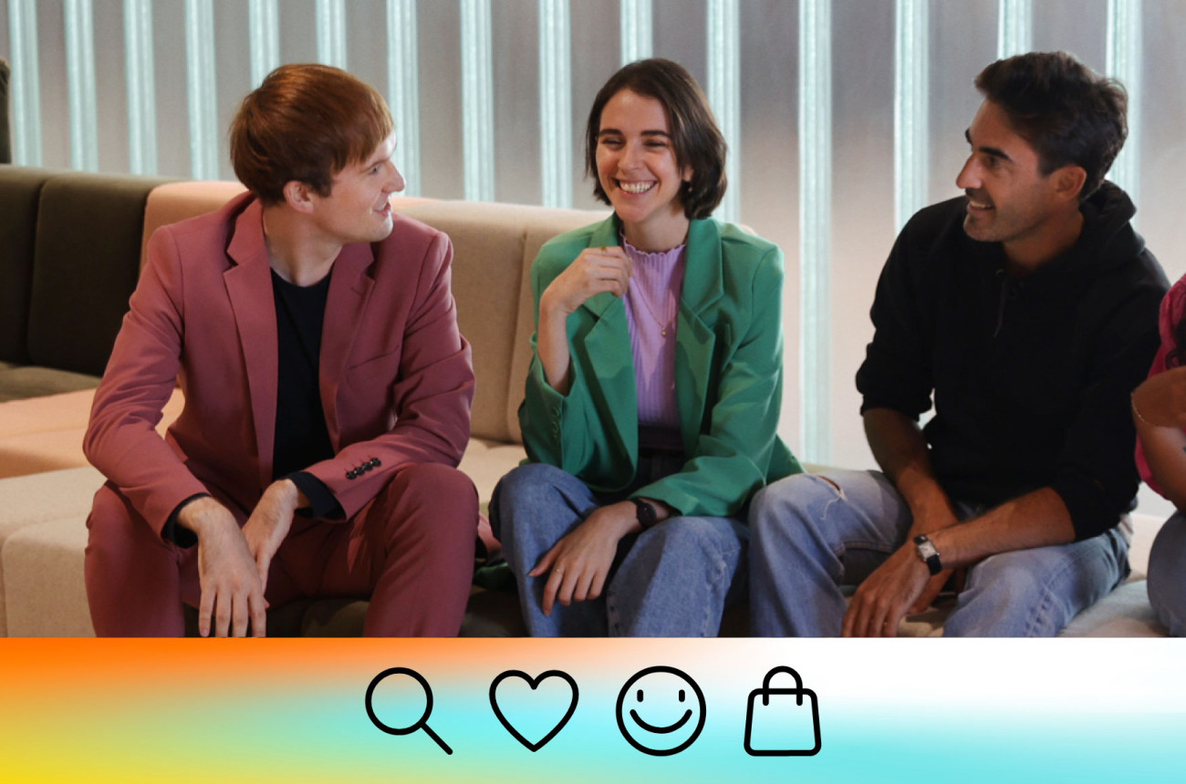 Eine Gruppe von vier Zalando-Mitarbeiter*innen sitzt zusammen und unterhält sich