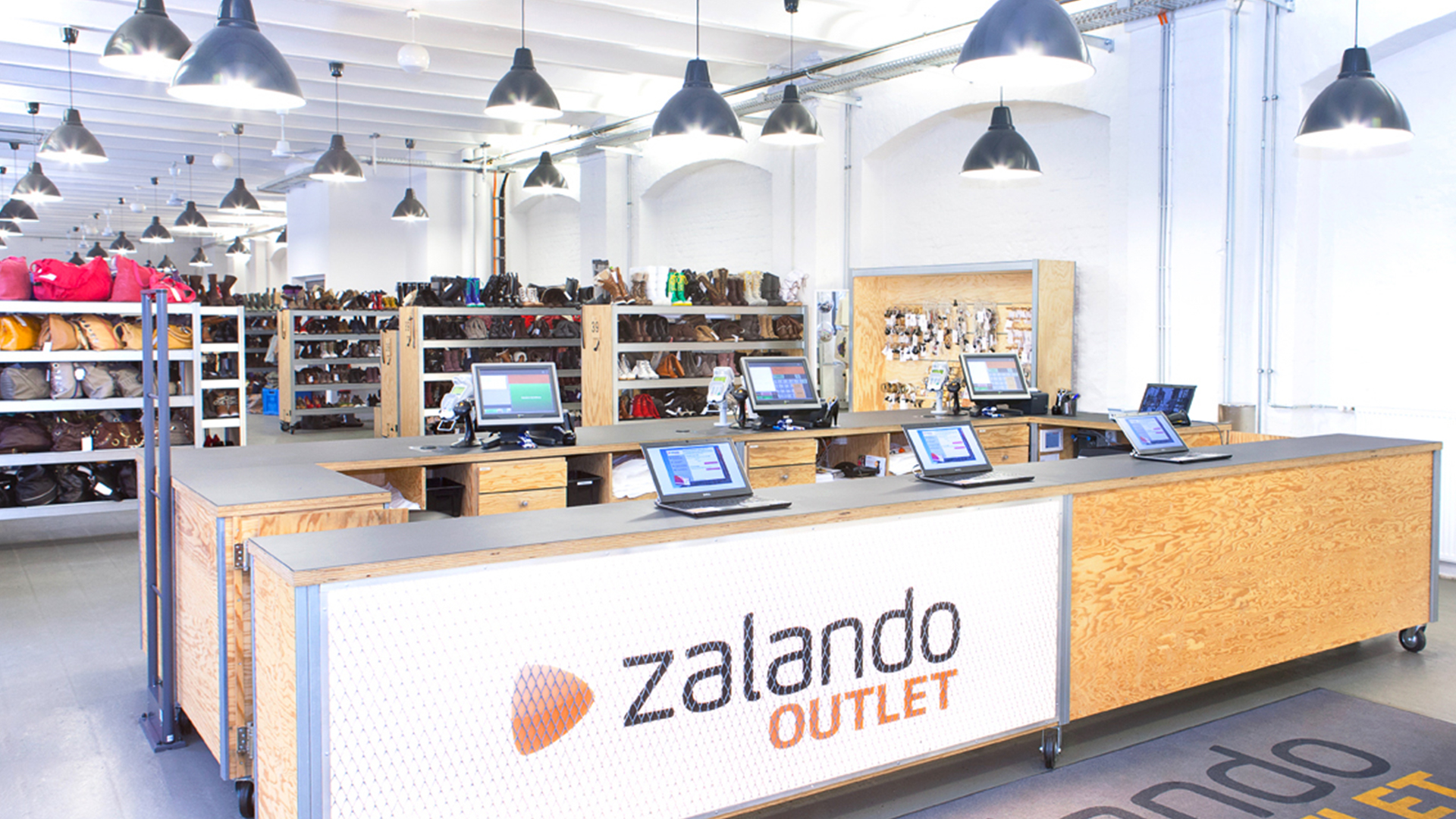 Zalando es. Интерьер магазина одежды. Склад одежды. Zalando Польша.