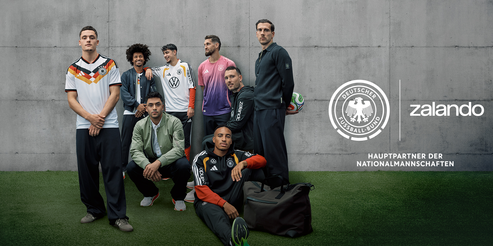 The DFB team posing for the camera in the new Zalando jerseys