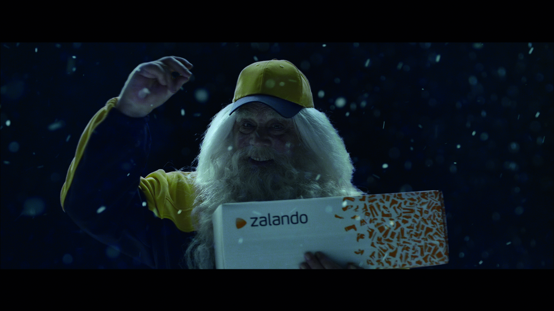 Der Weihnachtsmann schlägt zurück: Die große Revenge gegen den Zalando Postboten im neuen TV-Spot Der Weihnachtsmann schlägt zurück: Die große Revenge gegen den Zalando Postboten im neuen TV-Spot