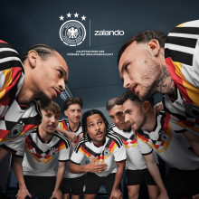 Sowas von ready: The German national team during a team huddle; Zalando Hauptpartner der Männer-Nationalmannschaft