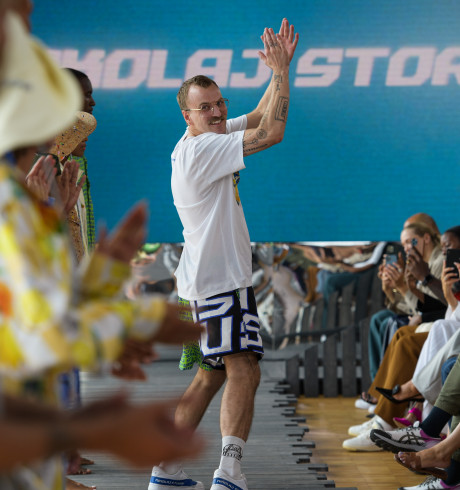 Man who claps on a catwalk