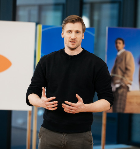 Porträt von Zalando Co-CEO David Schneider während einer Rede.