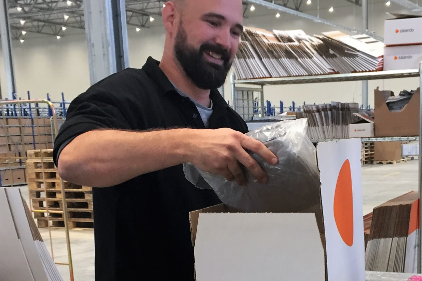Zalando: Zalando Ships First Parcel from Swedish Fulfillment Center |  Zalando Corporate