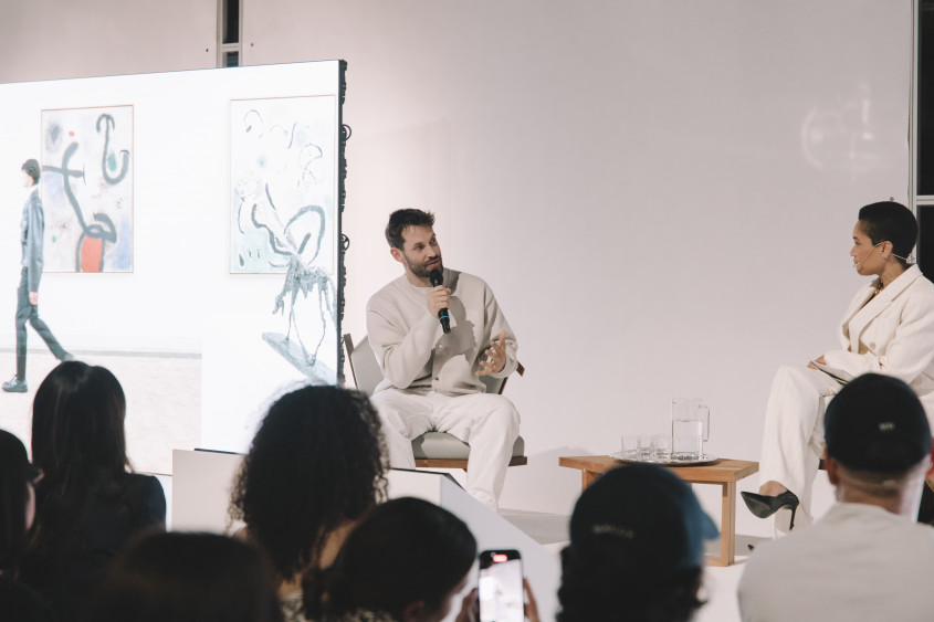 Simon Porte Jacquemus spricht auf der Bühne