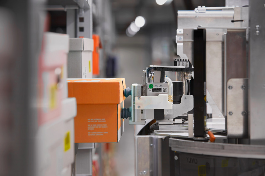 Toru robot picking a shoe box