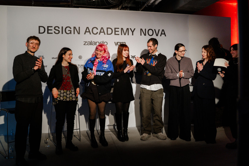 Gruppe Finalist*innen auf der Bühne