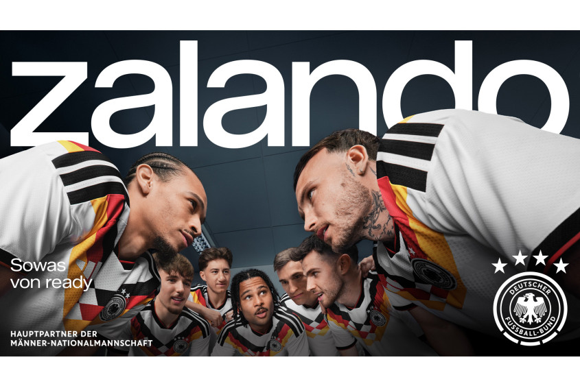 Sowas von ready: The German national team during a team huddle; Zalando Hauptpartner der Männer-Nationalmannschaft