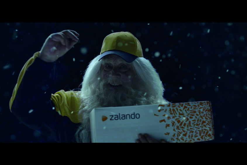Der Weihnachtsmann schlägt zurück: Die große Revenge gegen den Zalando Postboten im neuen TV-Spot Der Weihnachtsmann schlägt zurück: Die große Revenge gegen den Zalando Postboten im neuen TV-Spot