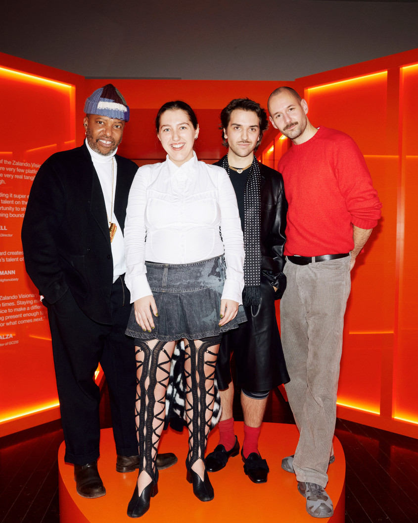 The four jury members posing on top of a Zalando-brandmark-shaped pedestal