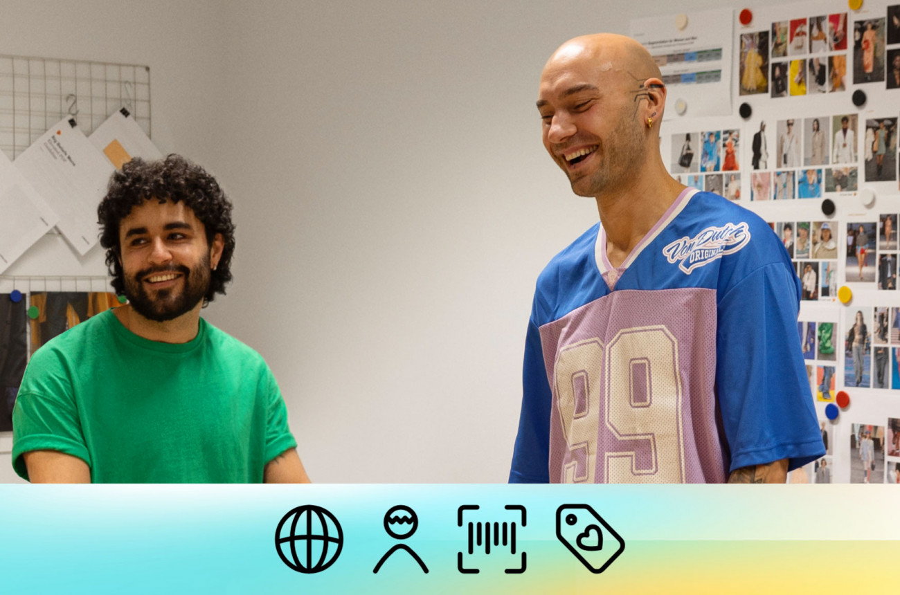 Zwei Zalando-Mitarbeiter in einem Meetingraum