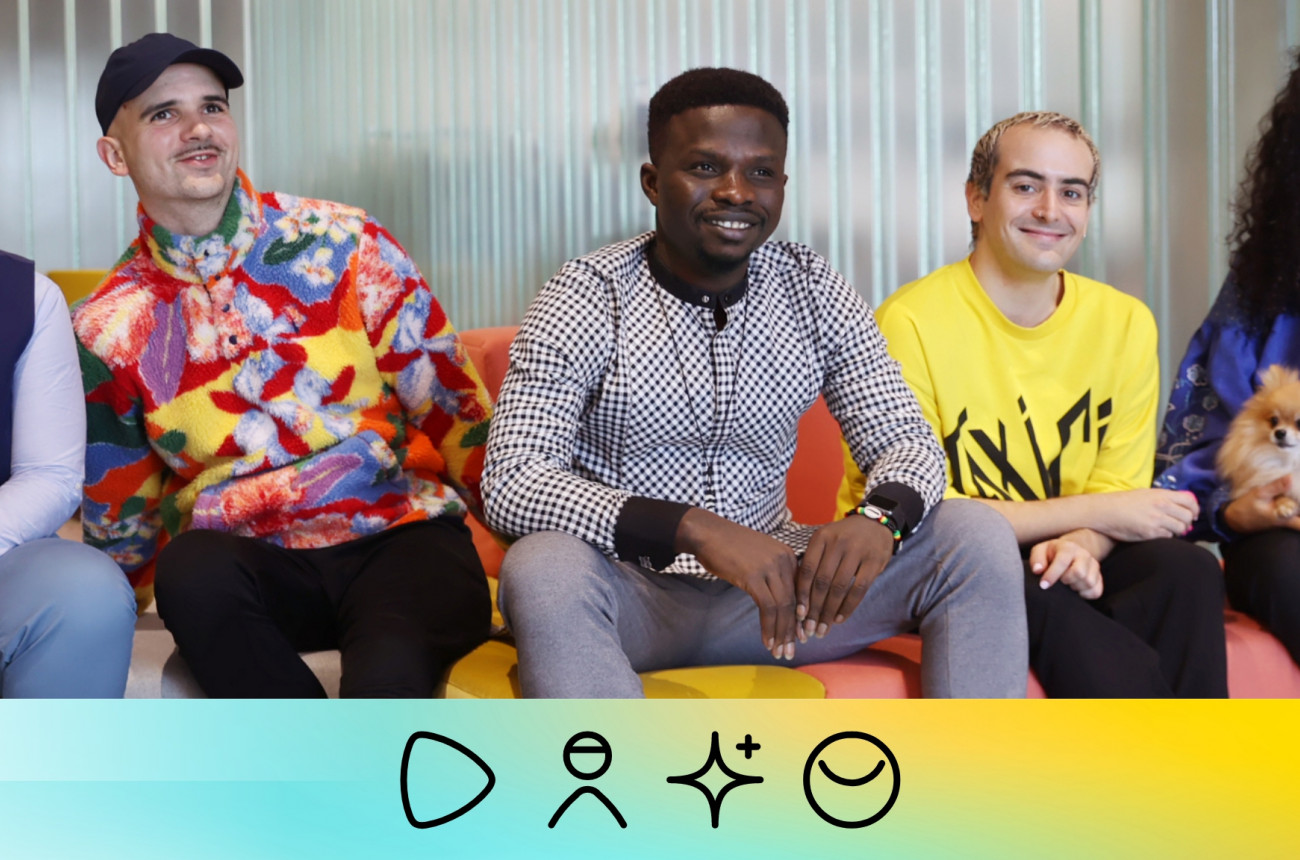 Gruppenfoto von fünf Zalando Mitarbeiter*innen, die zusammensitzen.