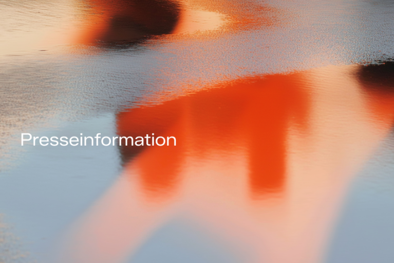 Presseinformation - Abstrakte Aufnahme, rotgoldene Spiegelung in einer Wasseroberfläche