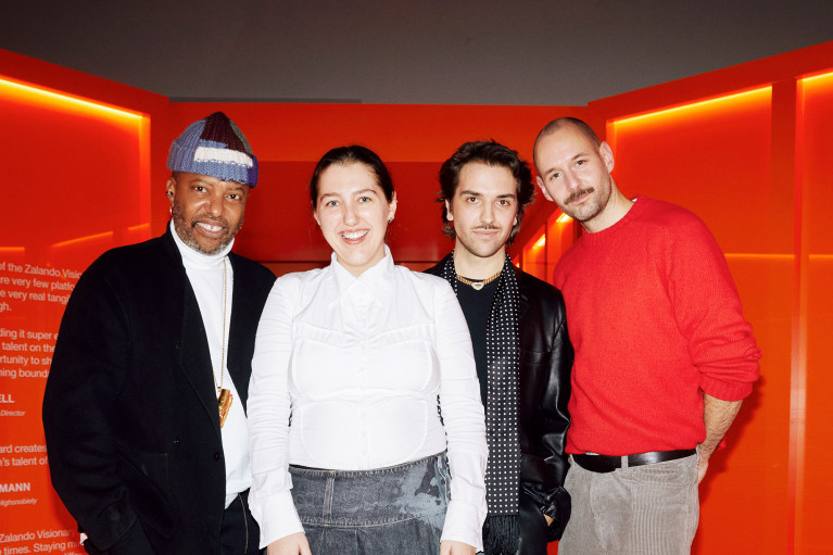 The four jury members posing on top of a Zalando-brandmark-shaped pedestal