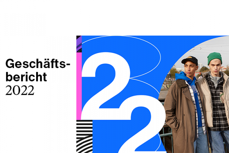 Geschäftsbericht 2022; zwei männliche Models im Freien