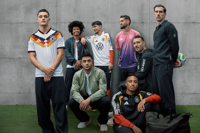 The DFB team posing for the camera in the new Zalando jerseys