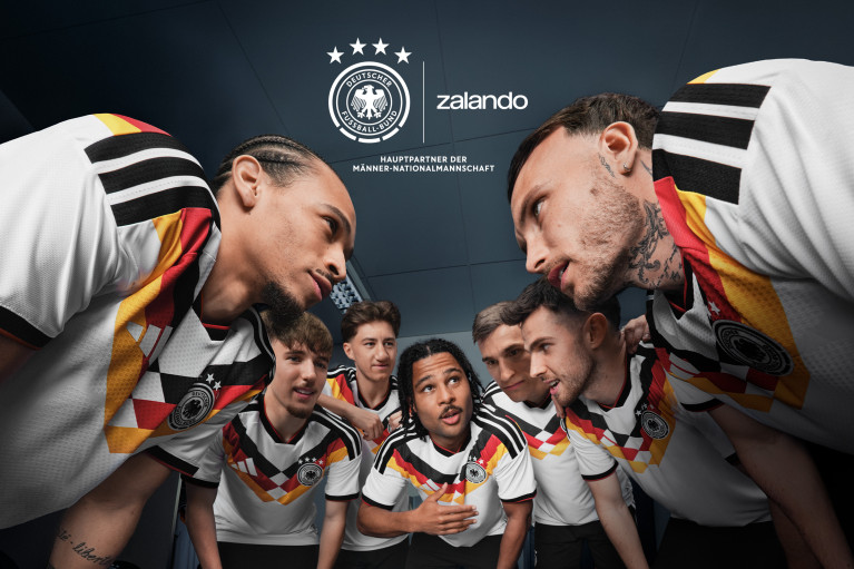 Sowas von ready: The German national team during a team huddle; Zalando Hauptpartner der Männer-Nationalmannschaft